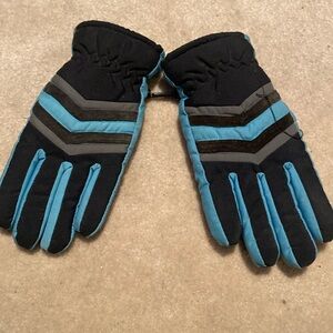 NWOT Paris Winter Gloves for a Child.